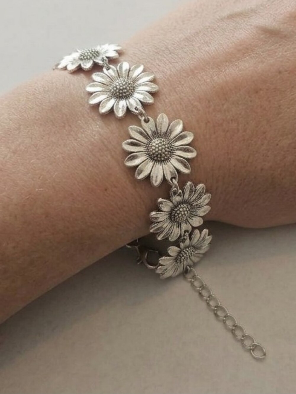 NWT Silver Sunflower Link Bracelet Bohemian Retro 70s Feminine Flower Preppy - Picture 1 of 5